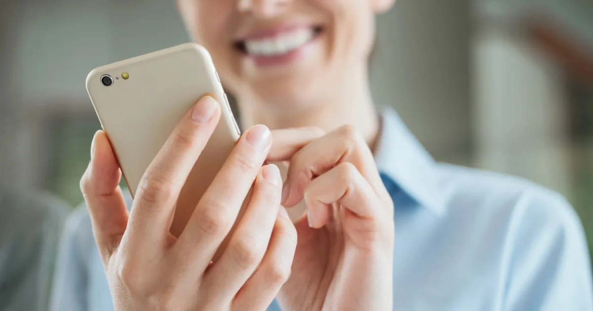 Osoba s kalkulačkou pro výpočet kalorií