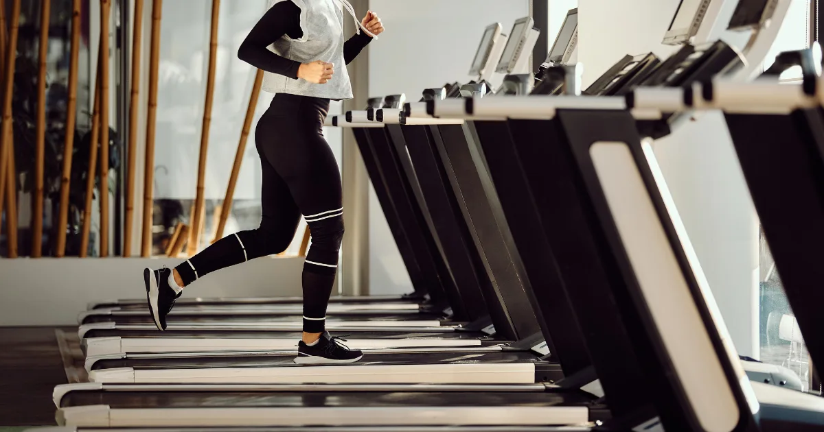 Žena na běžeckém páse