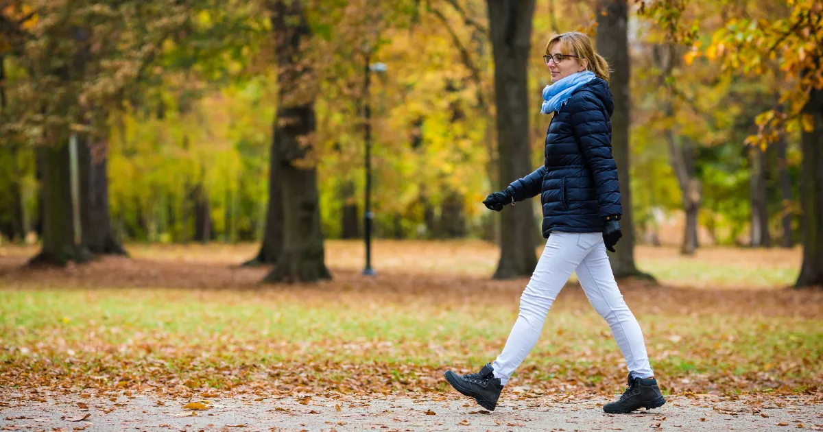Lidé na procházce v parku