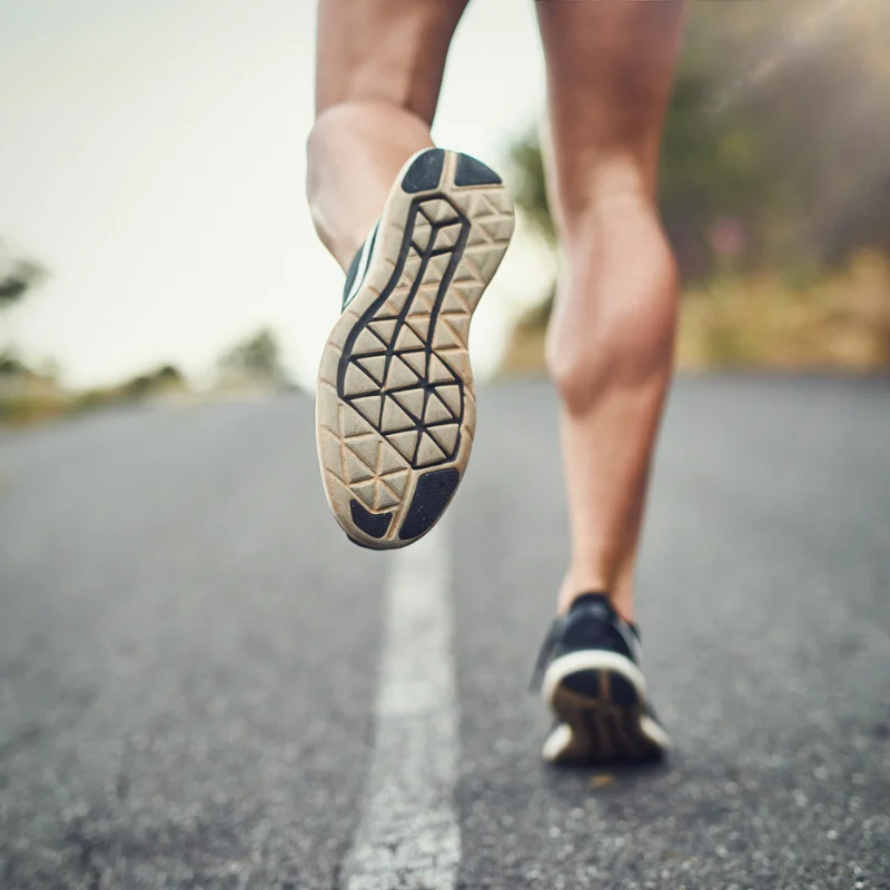 Žena na procházce v parku – hubnutí chůzí jako účinný způsob pohybu