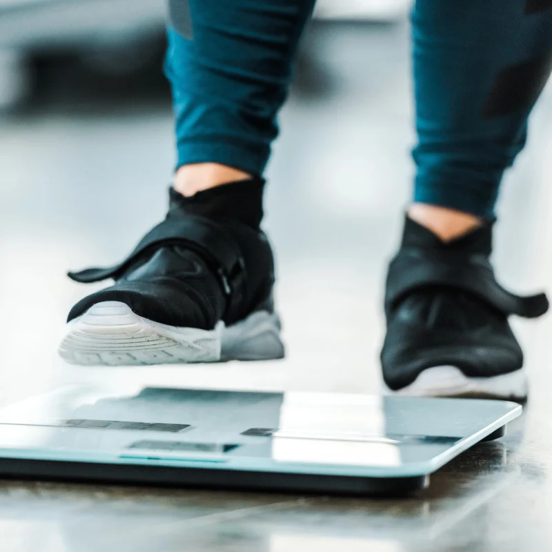 Aktivní žena po čtyřicítce cvičí venku – hubnutí po 40 letech