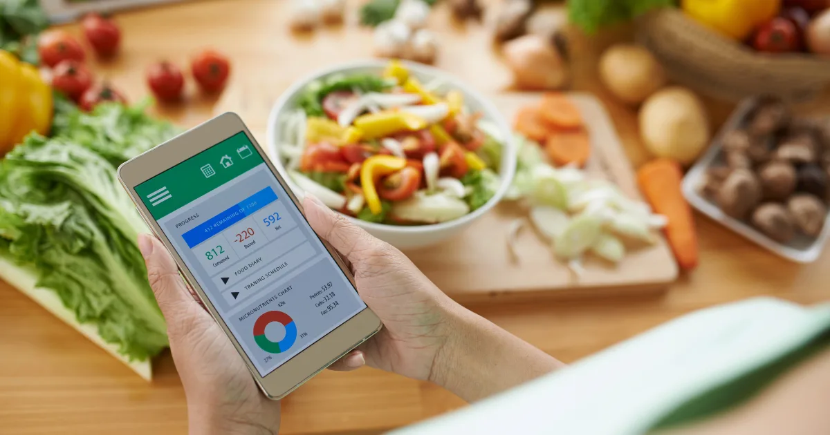 Jídlo na talíři s kalorickou hodnotou