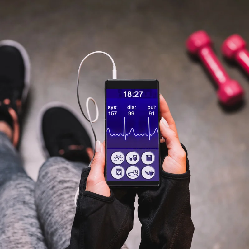 Sportovec s měřičem tepové frekvence – optimální zóna pro spalování tuků